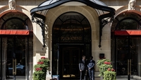 Jaf de un milion de euro la Plaza Athénée! Hoții s-au cățărat pe fațada clădirii și au spart un apartament