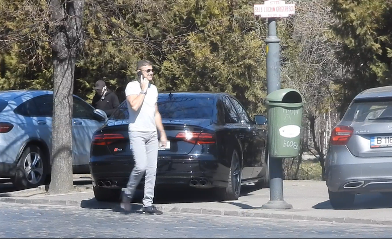 Cristian Boureanu a parcat și se îndreaptă, cu telefonul la ureche, către restaurant (Foto: CANCAN.RO)