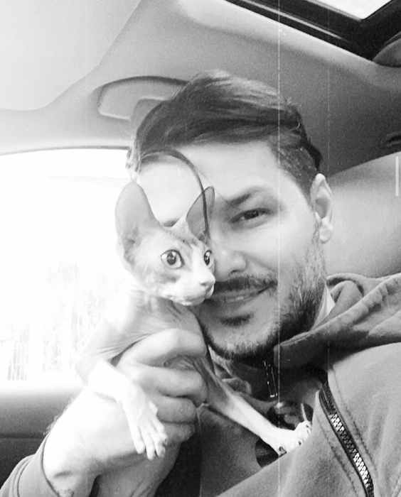 Liviu Vârciu alături de Sphinx, pisica lui (sursă foto: instagram)