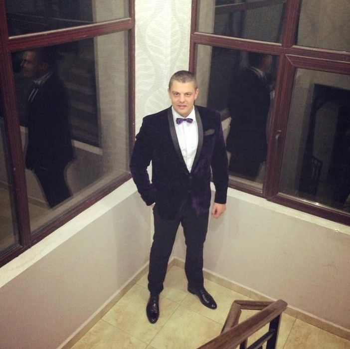 Eduard Popică pozează ca un manechin