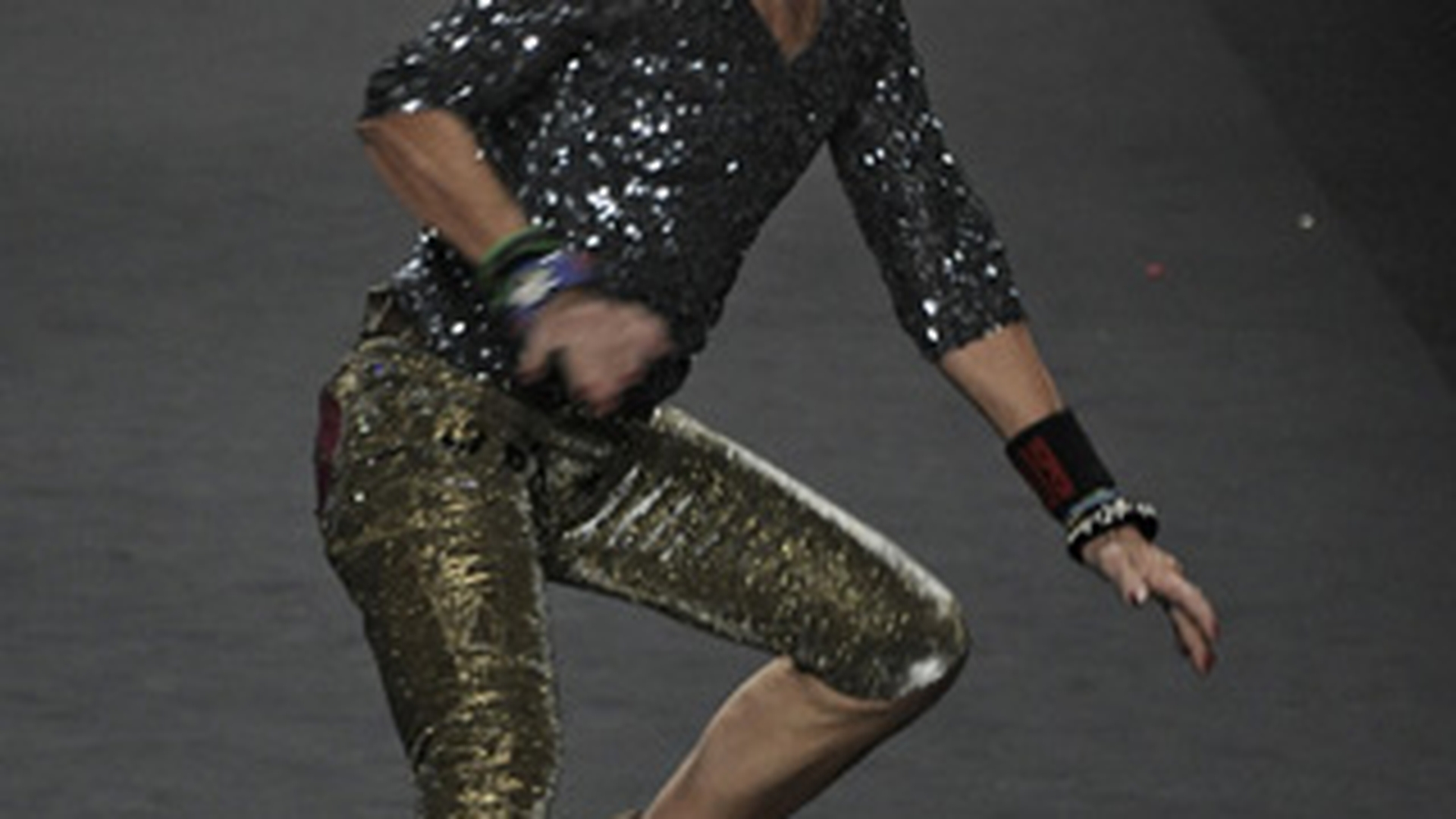 O creatoare foooooarte flexibila! Vezi aici ce a facut un designer american pe podiumul de moda