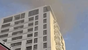 Incendiu violent într-un bloc de 11 etaje din București! 17 persoane au ajuns la spital