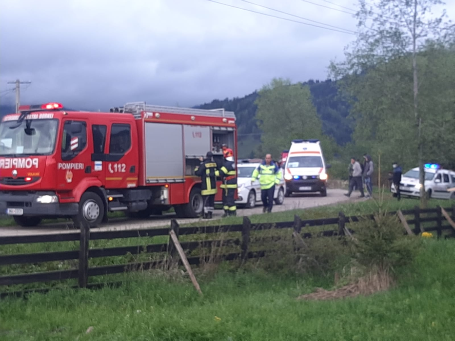 Accident grav în Suceava! O persoană a murit și alte 5 au fost rănite, după ce o mașină a intrat în stâlp. FOTO