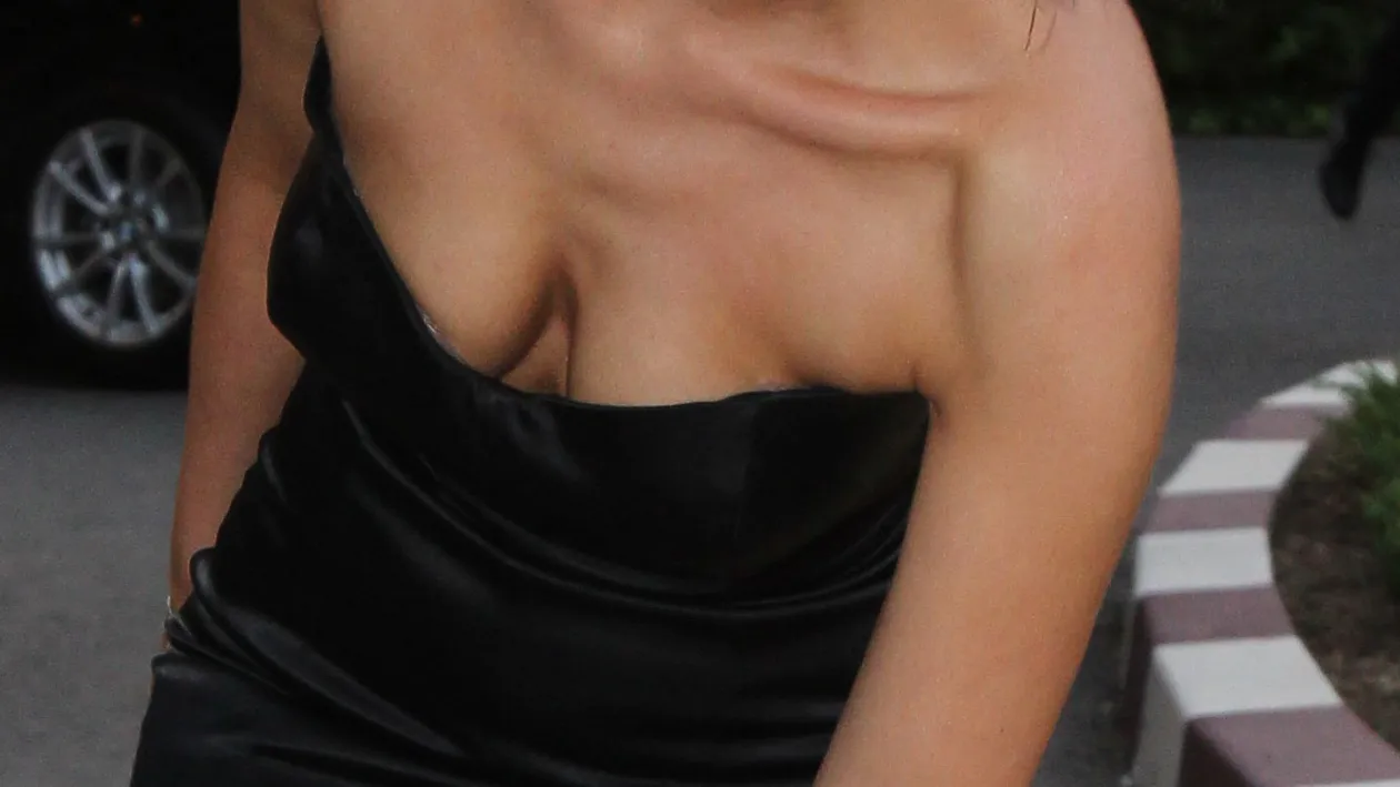 Si ce decolteu adanc apare! Nu-i al meu, al cui e oare? Uite ce face o clipa de neatentie pentru o ditamai vedeta!