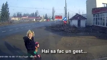 VIDEO Cea mai denaturata mama din Romania! Se prostitueaza de fata cu fetita ei de 4 ani si o lasa se uite: Ce are?