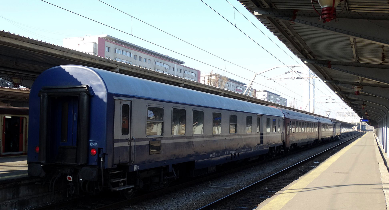 Vagonul cu care a fost transportat sicriul cu trupul neînsuflețit al Regelui Mihai I la Curtea de Argeș este folosit acum de navetiști