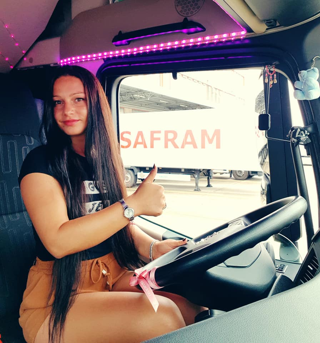Cea mai sexy TIR-istă din România se lasă de meserie! Motivul i-a șocat pe colegii ei