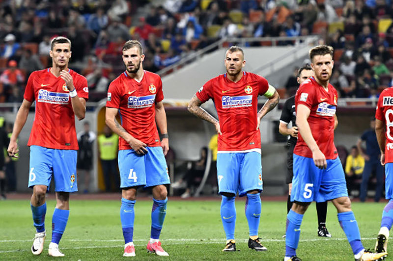 Ionuţ Larie (stânga) a venit la FCSB din postura de jucător liber de contract