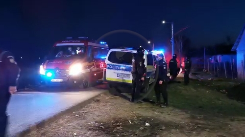 Polițiști și jandarmi, atacați cu drujba de un grup de romi, în Satu mare! Zeci de persoane au fost rănite / FOTO