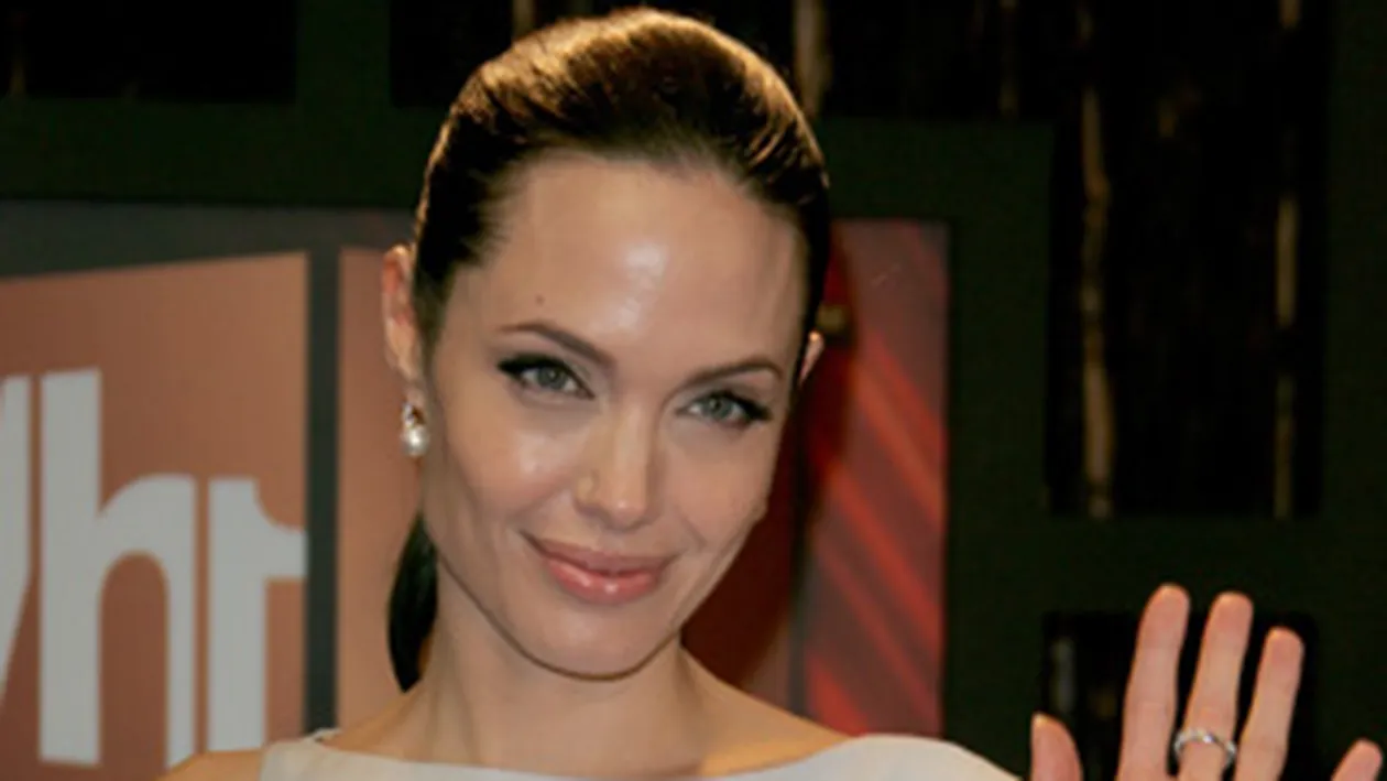 Angelina vrea sa adopte un copil din Haiti