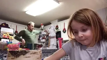 Imaginile care au devenit virale! Un tată talentat și-a exersat mișcările de dans în timp ce fiica lui avea lecții online