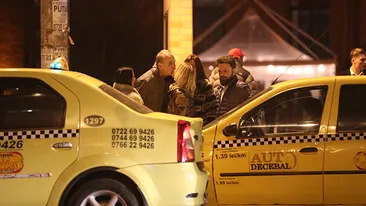 Logodnica afaceristului a asistat înmărmurită la întreaga scenă. Prietenul Elenei Udrea, sărut pe gură cu fata de pe trotuar!