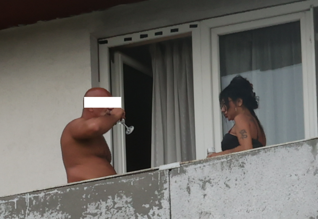 Ioana Popescu și soțul vedetei au ieșit pe balcon, la o țigară (Foto: CANCAN.RO)