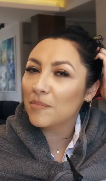 Andra, în ipostaze nemaivăzute până acum! S-a filmat în timp ce se vopsește singură acasă. Ce s-a întâmplat după ce și-a aplicat vopseaua pe păr