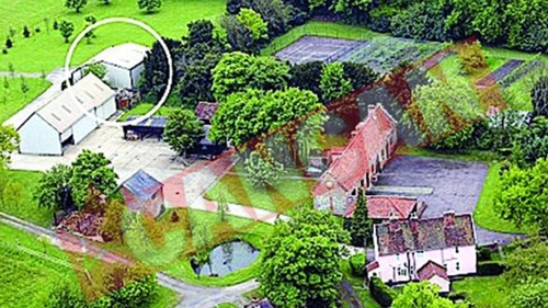 Isi tine hainele intr-un hangar