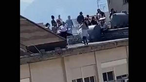 Imagini revoltătoare! În plină pandemie de coronavirus, mai mulți tineri au încins grătare pe acoperișul unui bloc