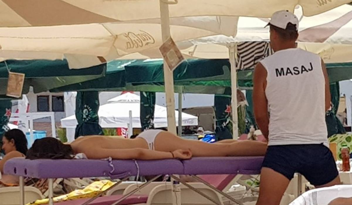 Ce „țeapă” a luat o turistă care a cerut un masaj „profesionist” pe plajă în Mamaia! Câți lei a costat și cu ce s-a ales