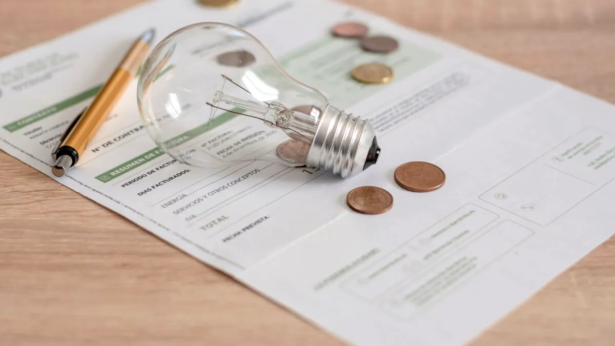Cum reduci facturile la energia electrică, potrivit specialiștilor. Ce trucuri utile au pentru tine