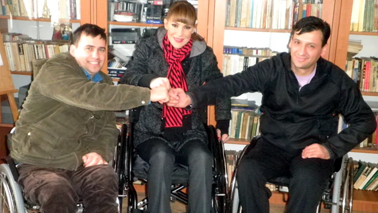 Roxana Ciuhulescu a invatat sa manevreze un scaun cu rotile