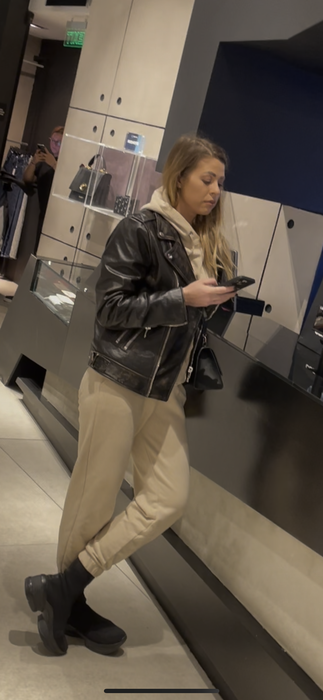 Roxana Nemeș a revenit în mall pentru a schimba un tricou pe care-l cumpărase în sesiunea de shopping (Foto: CANCAN.RO)