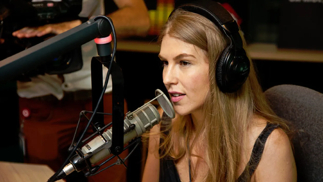 Corina canta din nou in romana! Fanii imi spun ca slava Domnului ca mi-a venit mintea la cap