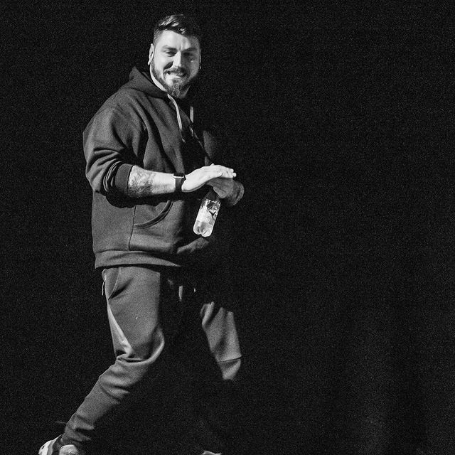 Micutzu: "Este o distribuție formată din actori profesioniști și actori care sunt înclinați spre comedie și care fac o treabă absolut senzațională. Ce se întâmplă în team building, rămâne în team building, dar află toată firma!" / (Foto: Instagram)