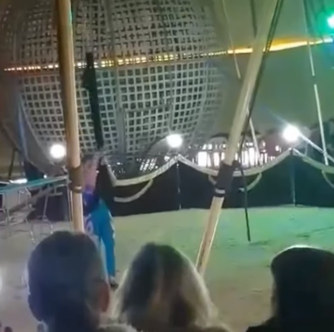 Momentul în care o acrobată cade în gol, după ce coarda de susţinere s-a rupt. Au urmat scene traumatizante la spectacolul de circ în Hunedoara | VIDEO