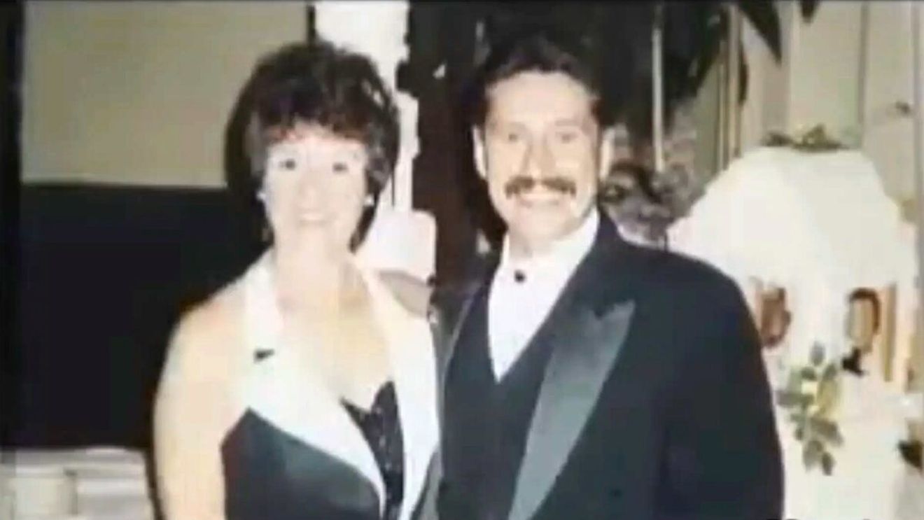 Acest cuplu și-a făcut o fotografie la o petrecere. Detaliul observat în poză, care le-a schimbat radical viața