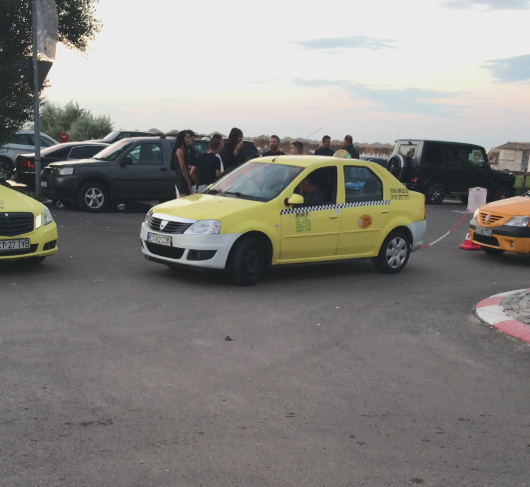 Dan, iubita lui și câțiva prieteni părăsesc, spre dimineață, clubul