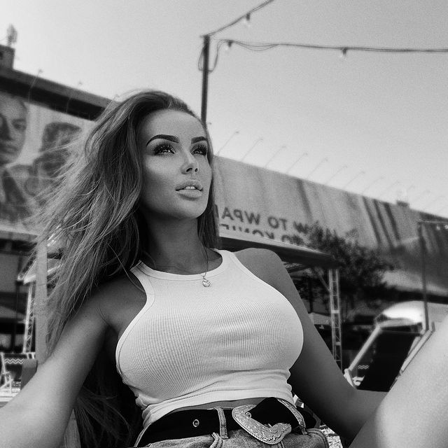 Juliana pozează în ipostaze sexy/ Sursă foto: Instagram.com