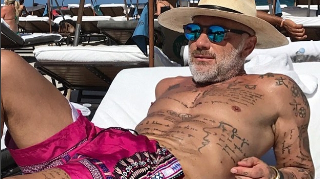 Gianluca Vacchi şi-a etalat ”bijuteria” din pantaloni! Excentricul dansator a pozat relaxat şi a lăsat tot la vedere