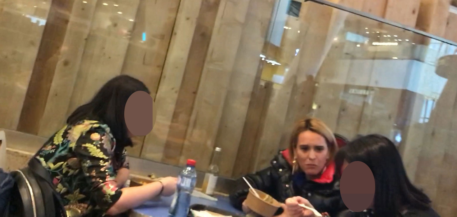 Lipsită de fițe, Andreea Esca a luat prânzul la ”cantina” din mall cu două prietene