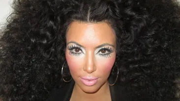 Imaginile in care fundul ei pare si mai mare decat e in realitate! Cum arata cu adevarat Kim Kardashian in costum de baie