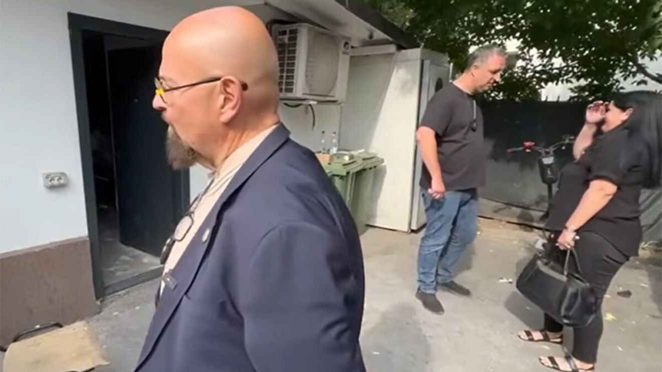 Ce făceau acești 2 comisari ANPC, în spatele lui Piedone, în timp ce șeful lor derula un control la o firmă de pompe funebre din București