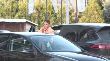 Imagini exclusive. Fosta doamnă primar ţine sarcina ascunsă! O dă de gol doar...