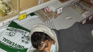 Un tânăr a ieșit „cumpărături” într-un magazin închis din Constanța. Ce a putut să fure în doar 1 minut și 8 secunde