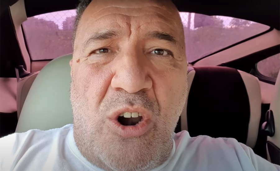 Perversu’ de pe Targu Ocna îl atacă dur pe Nelson Mondialu’. “Are cioturi în gură, nu are dinți!”