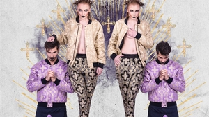 Scandalos! Un tanar designer roman si-a pus in cap Biserica! Face haine sexy din straiele preotilor!