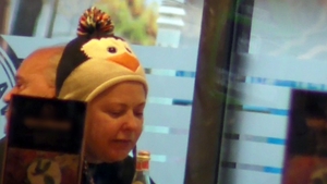 Aparitie de Cascadorii Rasului! Nu e un pinguin buclucas, este Rita prin oras!