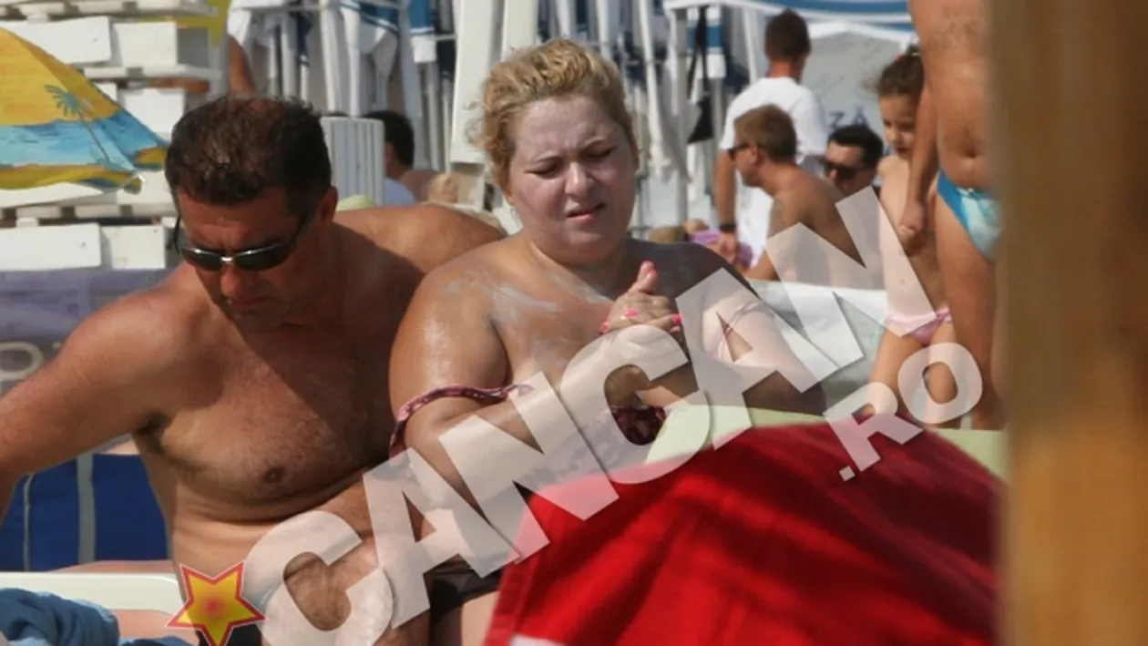 Senzatii hilare in mare! Viorica de la Clejani, torturata pana la lacrimi la Mamaia! A racnit de frig, apoi s-a harjonit cu o prietena in valuri