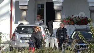 Imagini fabuloase realizate de CANCAN.ro cu super-bunicul Băse. S-a jucat ”de-a v-aţi ascunselea” cu nepoţelul în parcare!