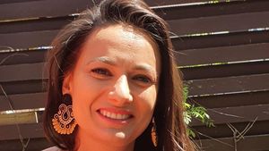 Teodora Ghenciu a pus un mesaj pentru colindători, pe ușa apartamentului. Când l-au citit, au făcut stânga-mprejur!