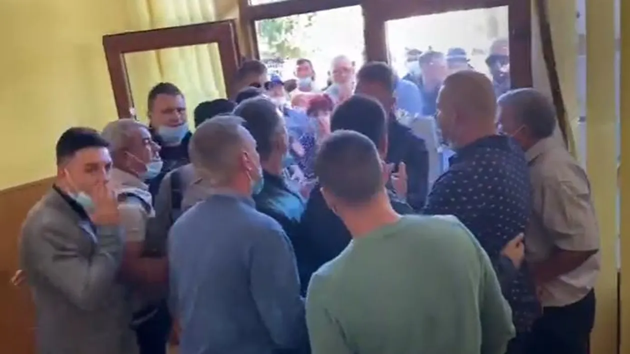 Ploaie de pumni într-o secție de votare din Dolj. Primarul l-a lovit fiul contracandidatului său.VIDEO
