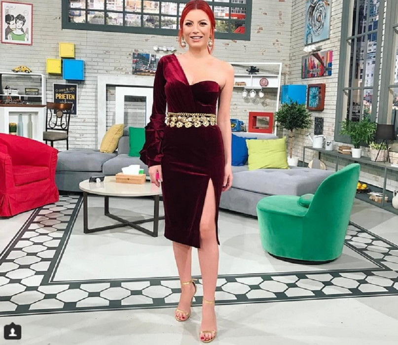 Elena Gheorghe, în lacrimi pe scenă! Ce a păţit artista chiar în timpul spectacolului şi ce a mărturisiri dureroase a făcut: „Nu mai este printre noi…”