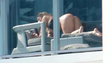 Imaginile momentului în showbiz! Vedeta, fotografiată de paparazzi dezbrăcată la balconul hotelului