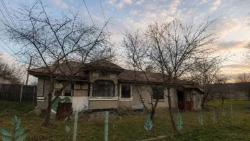 Localitatea din România în care poți cumpăra o casă tradițională cu doar 8.000 de euro. Terenul are 2320 de metri pătrați