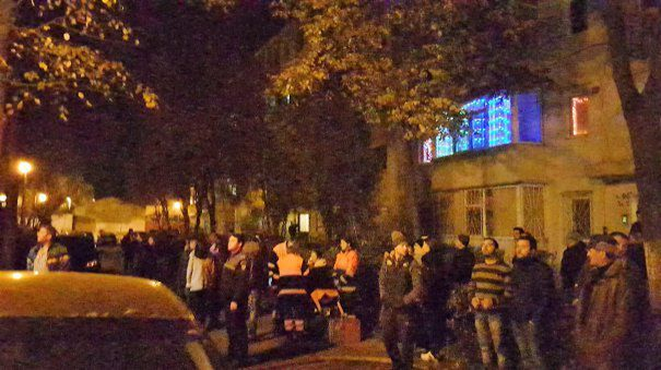 Incendiu într-un bloc de locuinţe! Locatarii, evacuaţi, cinci persoane s-au intoxicat cu fum