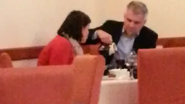 Gusturile nu se discuta! Christian Ciocan, la un pahar de vin, cu gheata din plin!