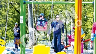 Cosmin Cernat si noua sotie si-au scos copiii in parc: doamna s-a suit pe stepper, copiii s-au urcat in leagane!