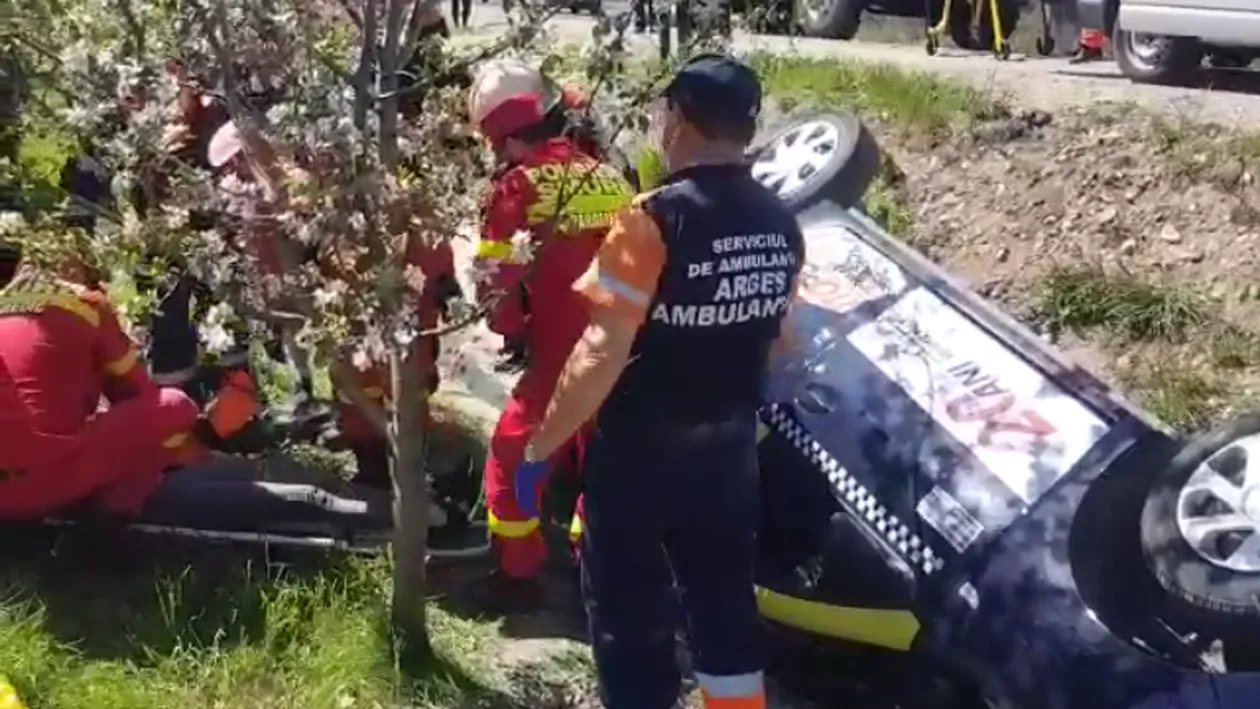 Accident grav! Mașina s-a răsturnat și o femeie a rămas blocată în interior